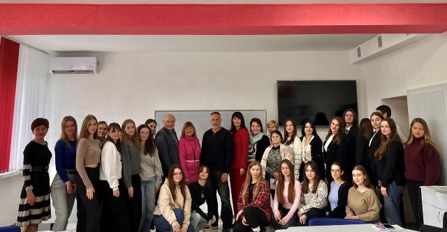 Спільне фото після завершення зустрічі.jpg